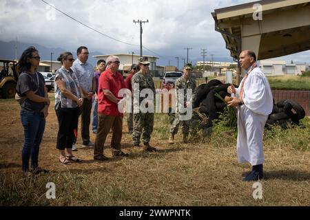 Die Marine Corps Base Hawaii hielt am 22. Februar 2024 eine feierliche Segenszeremonie und einen Spatenstich für eine neue P-953 Gas Chamber Training Facility, MCBH, ab. Die neue Trainingskammer wird alle Sicherheitsstandards für eine Tränengasübungsanlage erfüllen. Sie verfügt über ein modernisiertes Dichtungs- und Filtersystem, das die grundlegenden Trainingsmöglichkeiten für Marines in Hawaii verbessern wird. Marine Corps Lance Cpl. Clayton Baker) Stockfoto