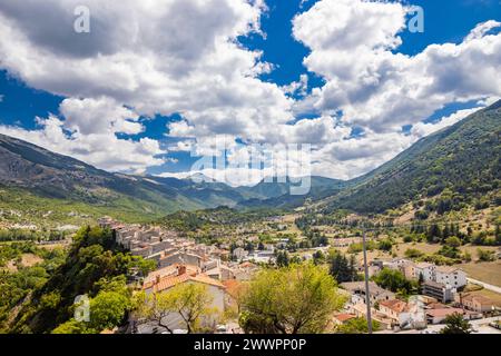 Das wunderschöne Dorf Villalago in der Provinz L'Aquila in den Abruzzen, Mittelitalien. Kleine Stadt, eingebettet in die Natur der grünen Berge von Stockfoto