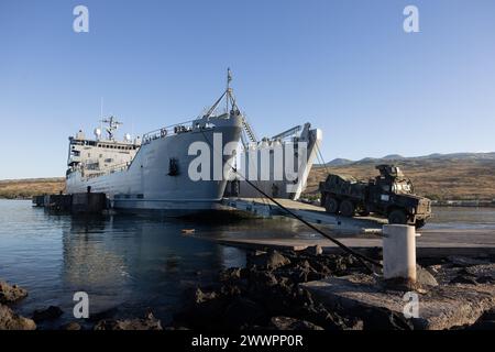 Während der Übung Bougainville III in Kamuela, Hawaii, am 14. Februar 2024, wird ein mittlerer Tactical Vehicle Replacement Truck des U.S. Marine Corps auf das Logistic Support Vessel 4 geladen. Bougainville III ist ein 3D-Kampfteam, das sich auf dezentrale Operationen konzentriert, um das Bataillon auf Kommandos- und Kontrollkräfte aus verstreuten Orten vorzubereiten. Marine Corps Stockfoto