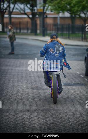 Seltener Blick auf junge Männer, die ein Low Rider Custom Bike fahren Stockfoto