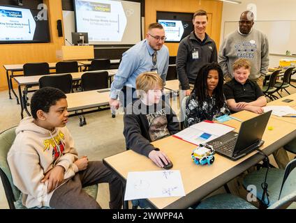 (Hintere Reihe von links nach rechts) Jonathan Clark und Tyler Truslow der Division Dahlgren und Michael Hubbard der University of Mary Washington unterstützen das King George Middle School Team bei der Fehlersuche an ihrem Roboter während der Innovation Challenge @ Dahlgren: Middle School Robotics, 10. Februar. Stockfoto