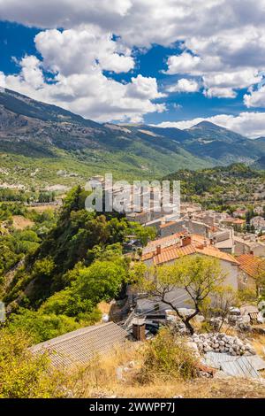 Das wunderschöne Dorf Villalago in der Provinz L'Aquila in den Abruzzen, Mittelitalien. Kleine Stadt, eingebettet in die Natur der grünen Berge von Stockfoto