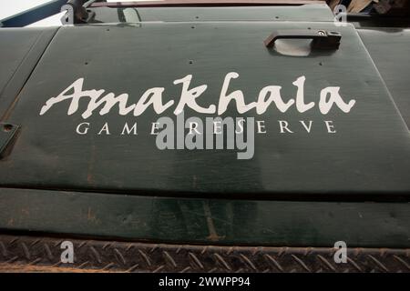 Die grüne Passagiertür eines Landrover Defenders mit dem Namen Amakhala Game Reserve in weißem Text für Pirschfahrten in Südafrika Stockfoto