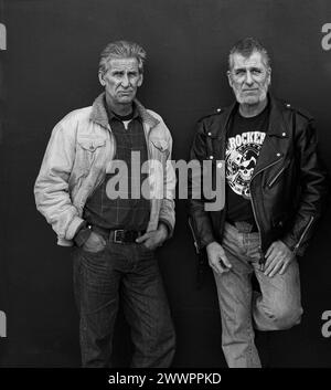 Ton-up-Tag im Ace Cafe in London mit zwei coolen Old School Rocker-Posen. Stockfoto