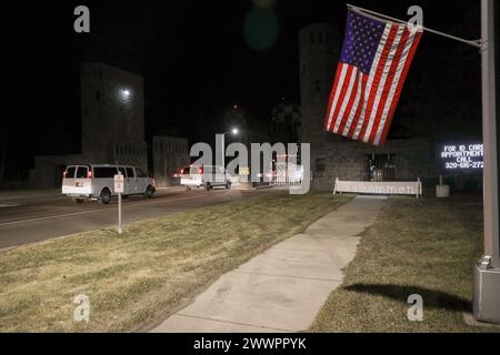 Soldaten der norwegischen Heimgarde und der norwegischen Heimverteidigungsjugend betreten das Camp Ripley Training Center in Little Falls, Minnesota am 1. Februar 2024, nachdem sie im 133. Luftbrücke-Flügel in Minneapolis, Minnesota, gelandet sind. Die Norweger sind in Minnesota als Teil des 51. Norwegischen Truppenaustauschs der Minnesota National Guard und Partnerschaft mit der Norwegischen Heimatgarde (Minnesota Army National Guard) Stockfoto