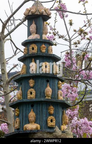 Windsor, Großbritannien. März 2024. Die rosa Blüte ist neben einem Nistkasten mit buddhistischen Figuren abgebildet. Quelle: Mark Kerrison/Alamy Live Ne Stockfoto