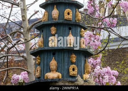 Windsor, Großbritannien. März 2024. Die rosa Blüte ist neben einem Nistkasten mit buddhistischen Figuren abgebildet. Quelle: Mark Kerrison/Alamy Live Ne Stockfoto