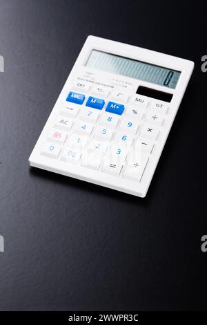 Taschenrechner auf schwarzem Hintergrund Stockfoto