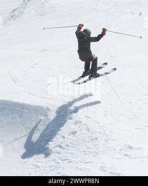 Beim Skifahren einen Sprung machen, Skitechnik und Können beim Skifahren einen Sprung machen Stockfoto