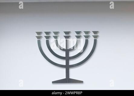 Eine hanukka-Menora oder eine Hanukkiah, ein neun verzweigter Leuchter hanukka-Menora oder Hanukkiah, ein neun verzweigter Leuchter Stockfoto