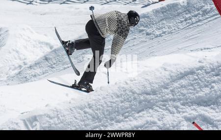 Beim Skifahren einen Sprung machen, Skitechnik und Können beim Skifahren einen Sprung machen Stockfoto