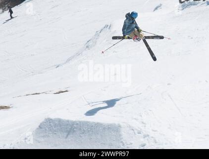 Beim Skifahren einen Sprung machen, Skitechnik und Können beim Skifahren einen Sprung machen Stockfoto