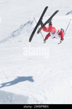 Beim Skifahren einen Sprung machen, Skitechnik und Können beim Skifahren einen Sprung machen Stockfoto