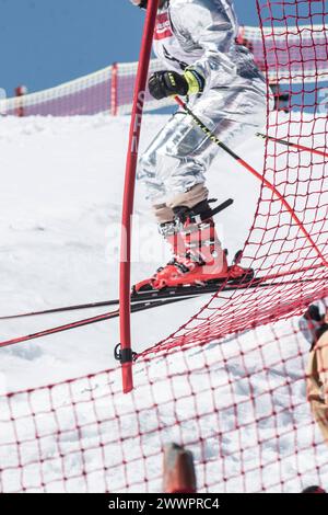 Beim Skifahren einen Sprung machen, Skitechnik und Können beim Skifahren einen Sprung machen Stockfoto