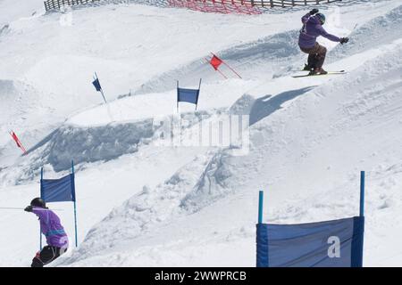 Beim Skifahren einen Sprung machen, Skitechnik und Können beim Skifahren einen Sprung machen Stockfoto