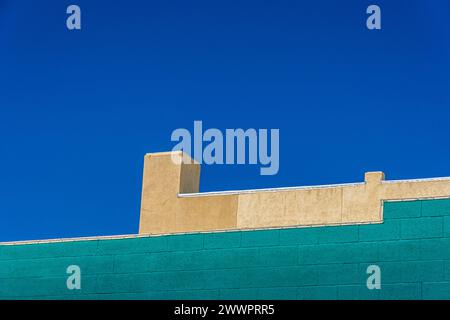 Die Dächer in Cody, Wyoming, zeigen leuchtende Farben von gelbem und grünem Stuck und gemalten Zementblöcken. Text verfügbar. Stockfoto