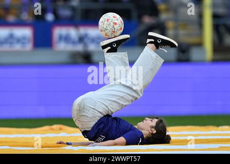 freestyle Juliette in einem Showmoment vor einem Frauenfußballspiel zwischen RSC Anderlecht und Club Brugge YLA am 1. Spieltag der Play-offs in der Saison 2023 - 2024 der Belgischen Lotto Womens Super League am Samstag, den 23 . März 2024 in Anderlecht . Belgien . FOTO SPORTPIX | David Catry Stockfoto