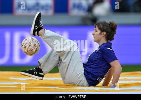 freestyle Juliette in einem Showmoment vor einem Frauenfußballspiel zwischen RSC Anderlecht und Club Brugge YLA am 1. Spieltag der Play-offs in der Saison 2023 - 2024 der Belgischen Lotto Womens Super League am Samstag, den 23 . März 2024 in Anderlecht . Belgien . FOTO SPORTPIX | David Catry Stockfoto