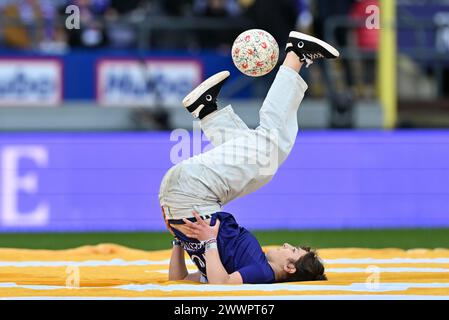 Anderlecht, Belgien. März 2024. freestyle Juliette in einem Showmoment vor einem Frauenfußballspiel zwischen RSC Anderlecht und Club Brugge YLA am 1. Spieltag der Play-offs in der Saison 2023 - 2024 der belgischen Lotto Womens Super League am Samstag, 23. März 2024 in Anderlecht, Belgien. Quelle: Sportpix/Alamy Live News Stockfoto
