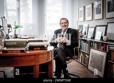 14. März 2024, Niedersachsen, Hannover: Gerhard Schröder, Bundeskanzler von 1998 bis 2005 (SPD), in seinem Büro fotografiert. Foto: Michael Kappeler/dpa Stockfoto