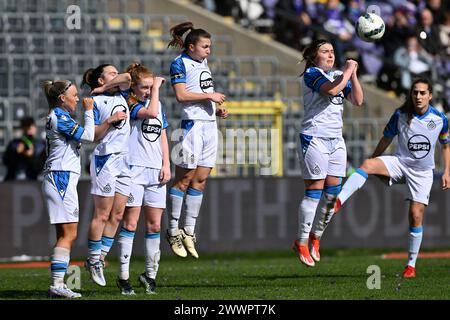 Anderlecht, Belgien. März 2024. Spieler des Club YLA mit Fleur Pauwels (17) des Club YLA, Angel Kerkhove (13) des Club YLA, Jade Heida (19) des Club YLA, Jody Vangheluwe (22) des Club YLA, Davinia Vanmechelen (25) vom Club YLA und Sejde Abrahamsson (2) vom Club YLA, die sich während eines Frauenfußballspiels zwischen RSC Anderlecht und Club Brugge YLA am 1. Spieltag der Play-offs in der Saison 2023 - 2024 der belgischen Lotto Womens Super League verteidigten, am Samstag, 23. März 2024 in Anderlecht, Belgien. Quelle: Sportpix/Alamy Live News Stockfoto