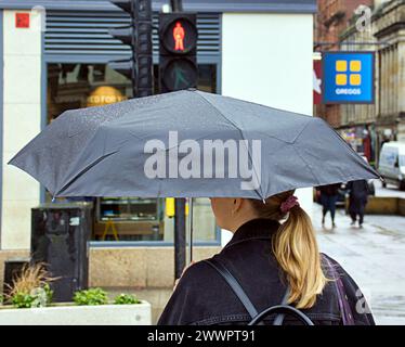 Glasgow, Schottland, Großbritannien. 25. März 2024: Wetter in Großbritannien: Nasses Frühlingswetter in der Stadt sah Einheimische und Touristen mit ihren Sonnenschirmen auf den Straßen des Stadtzentrums. Credit Gerard Ferry/Alamy Live News Stockfoto