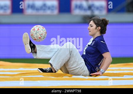 Anderlecht, Belgien. März 2024. freestyle Juliette in einem Showmoment vor einem Frauenfußballspiel zwischen RSC Anderlecht und Club Brugge YLA am 1. Spieltag der Play-offs in der Saison 2023 - 2024 der belgischen Lotto Womens Super League am Samstag, 23. März 2024 in Anderlecht, Belgien. Quelle: Sportpix/Alamy Live News Stockfoto