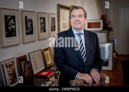 Hannover, Deutschland. März 2024. Gerhard Schröder (SPD), Bundeskanzler von 1998 bis 2005, fotografierte in seinem Büro. Quelle: Michael Kappeler/dpa/Alamy Live News Stockfoto