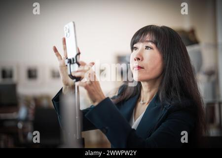 Hannover, Deutschland. März 2024. Kim so-yeon, Ehefrau des ehemaligen Bundeskanzlers Schröder, fotografiert in seinem Büro. Quelle: Michael Kappeler/dpa/Alamy Live News Stockfoto