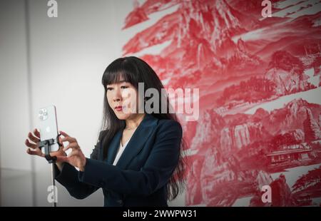 Hannover, Deutschland. März 2024. Kim so-yeon, Ehefrau des ehemaligen Bundeskanzlers Schröder, fotografiert in seinem Büro. Quelle: Michael Kappeler/dpa/Alamy Live News Stockfoto