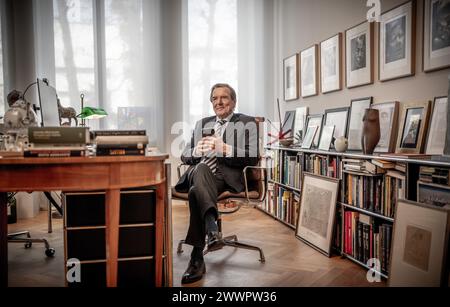 Hannover, Deutschland. März 2024. Gerhard Schröder (SPD), Bundeskanzler von 1998 bis 2005, fotografierte in seinem Büro. Quelle: Michael Kappeler/dpa/Alamy Live News Stockfoto