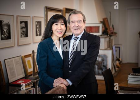 Hannover, Deutschland. März 2024. Gerhard Schröder (SPD, Bundeskanzler von 1998 bis 2005), in seinem Amt mit seiner Frau Kim so-yeon. Quelle: Michael Kappeler/dpa/Alamy Live News Stockfoto