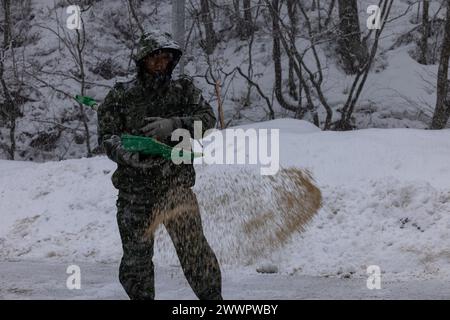 Eine Republik Korea Marine legt während der Korea Viper 24,1 am 15. Februar 2024 in Pyeongchang, Republik Korea, Salz. Korea Viper demonstriert in seiner ersten Version die Fähigkeit des ROK-US Marine Corps, in der Region als einzigartige, vereinte Kraft entschieden zu reagieren und gleichzeitig die Beziehungen und das Vertrauen zwischen den beiden Verbündeten zu stärken. Die Marines sind beim 2. Bataillon, 7. Marines. 2/7 wird im Indo-Pazifik unter dem 4. Marineregiment, 3. Marine Division, als Teil des Unit Deployment Program eingesetzt. Marine Corps Stockfoto