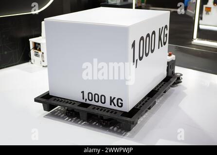 Transportbox mit automatischem Transportfahrzeug. KI-Gabelstaplerroboter in einem modernen Lager. Stockfoto