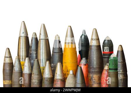 Eine Reihe verwitterter, antiker Weltkriege, zwei Bomben, isoliert auf weißem Hintergrund Stockfoto
