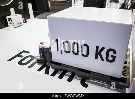 Transportbox mit automatischem Transportfahrzeug. KI-Gabelstaplerroboter in einem modernen Lager. Stockfoto