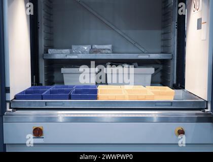 Vertikale Aufbewahrung Ergonomische Lösung. Automatisiertes Lager- und Abrufsystem. Modernes Industrielager. Stockfoto