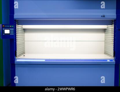 Vertikale Aufbewahrung Ergonomische Lösung. Automatisiertes Lager- und Abrufsystem. Modernes Industrielager. Stockfoto