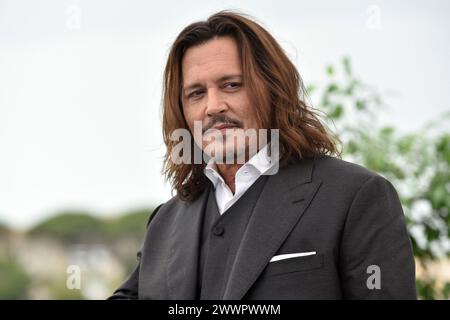 Schauspieler Johnny Depp posierte während des Fotoaufrufs des Films „Jeanne du Barry“ anlässlich der 76. Filmfestspiele von Cannes am 17. Mai 2023 Stockfoto