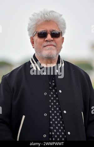Filmregisseur Pedro Almodovar posiert während des Fotoaufrufs des Films „Extrana forma de Vida, seltsame Lebensweise“ anlässlich der 76. Cannes Stockfoto