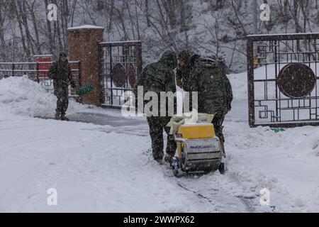 Die Marinesoldaten der USA und der Republik Korea schaufeln Schnee und legen Salz auf die Straße während der Korea Viper 24,1 in Pyeongchang, Republik Korea, 15. Februar 2024. Korea Viper demonstriert in seiner ersten Version die Fähigkeit des ROK-US Marine Corps, in der Region als einzigartige, vereinte Kraft entschieden zu reagieren und gleichzeitig die Beziehungen und das Vertrauen zwischen den beiden Verbündeten zu stärken. Die Marines mit 2. Bataillon, 7. Marines. 2/7 wird im Indo-Pazifik unter dem 4. Marineregiment, 3. Marine Division, als Teil des Unit Deployment Program eingesetzt. Marine Corps Stockfoto