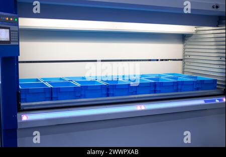 Vertikale Aufbewahrung Ergonomische Lösung. Automatisiertes Lager- und Abrufsystem. Modernes Industrielager. Stockfoto