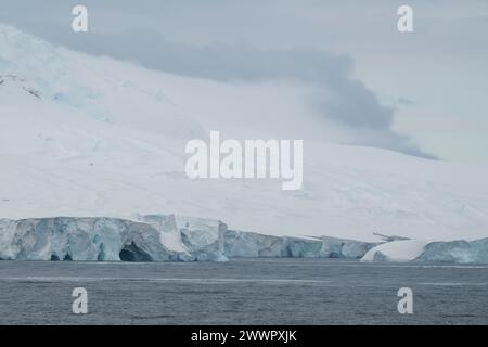 Antarktis, Südpolarmeer, Balleny-Inseln. Küstenansicht der Sturge Island, die Neuseeland als Teil der Ross Dependency beanspruchte. Stockfoto