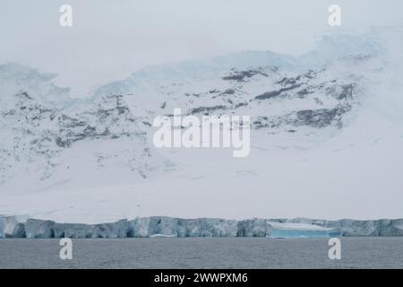 Antarktis, Südpolarmeer, Balleny-Inseln. Küstenansicht der Sturge Island, die Neuseeland als Teil der Ross Dependency beanspruchte. Stockfoto