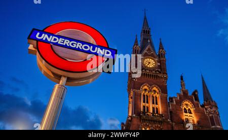 U-Bahn-Schild für die Kings Cross U-Bahnstation mit dem Uhrturm der Paddington Station in London Stockfoto