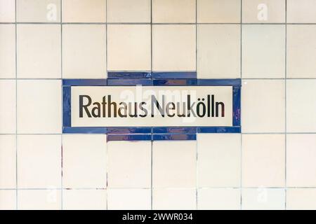 U-Bahnstation Beschilderung Neukölln - Neu köln - an der U-Bahn in Berlin, Deutschland Stockfoto