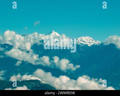 Aus der Vogelperspektive der Gipfel des Himalaya von Nagarkot, Nepal. Ein Meer aus Wolken und Gipfeln des Himalaya ragt hervor Stockfoto