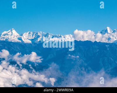 Aus der Vogelperspektive der Gipfel des Himalaya von Nagarkot, Nepal. Ein Meer aus Wolken und Gipfeln des Himalaya ragt hervor Stockfoto