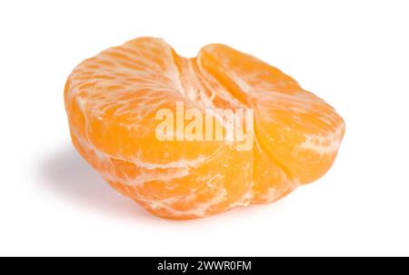 Die Hälfte der geschälten frischen Reifen Mandarine, isoliert auf weiß Stockfoto