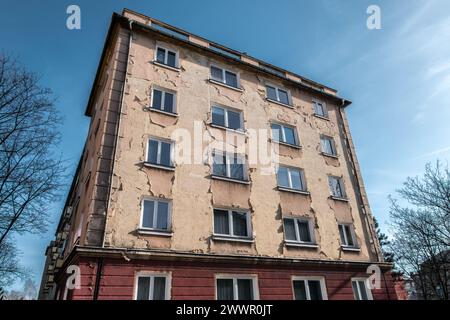 Altes Haus mit gebrochenem Putz aus perspektivischer Sicht von unten Stockfoto